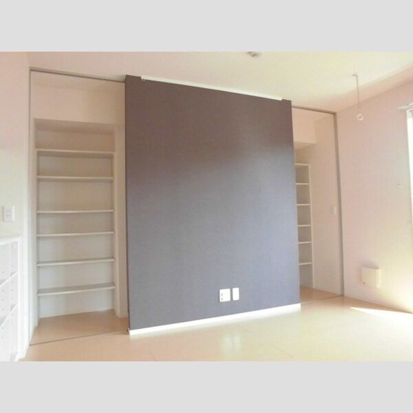 グランソーレⅠ ■LDKにはスライド式の収納があります■