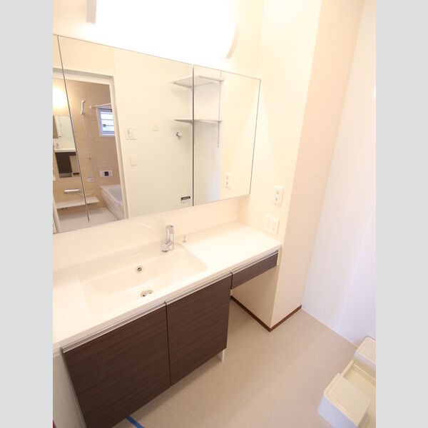 BRYANT PARK　A ワイドな鏡の洗面台