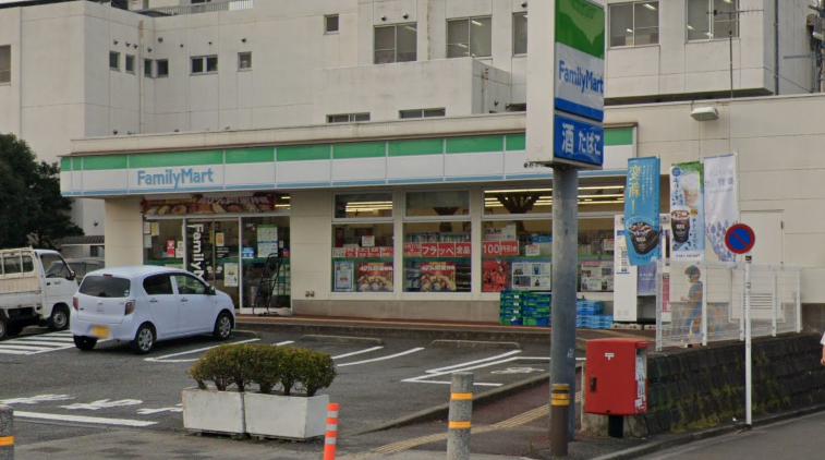 クロノストリア204号室 【コンビニエンスストア】ファミリーマート 秦野市役所前店まで279ｍ
