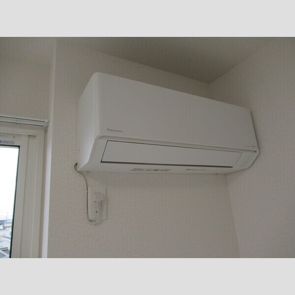 N・D-ROOM IIDACHOU　A棟301号室 リビングエアコン