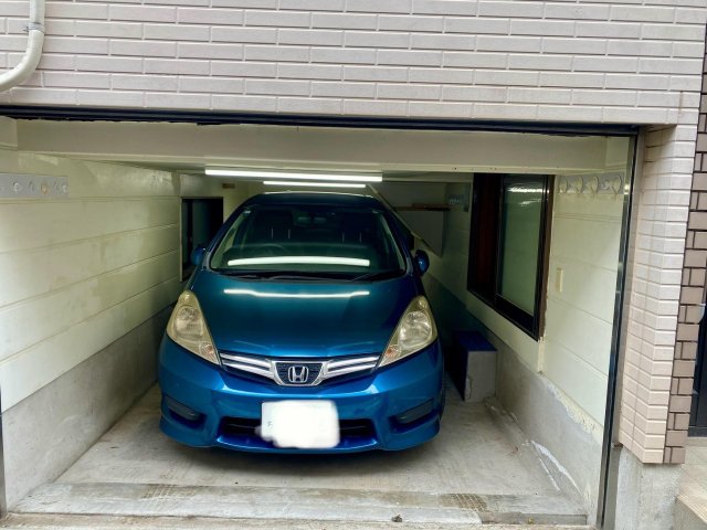 一之江1丁目戸建 普通車も十分に入るスペースで、鍵付きシャッターで安心