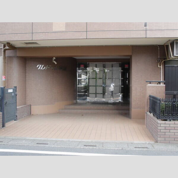クレドール草加205号室 エントランス　防犯カメラ設置あり
