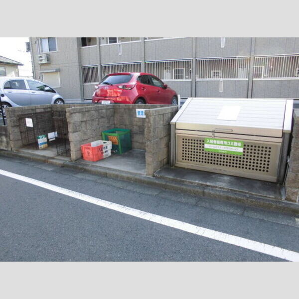 フラットサクセス 共用ゴミ置き場(専用ボックスが設置されています)