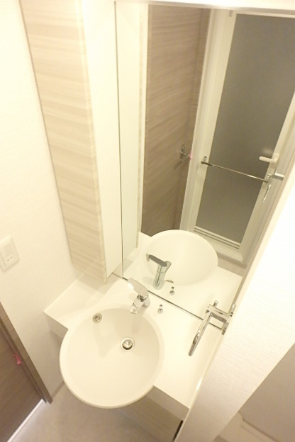 ガーラ・プレシャス川崎11階 明るい洗面所です