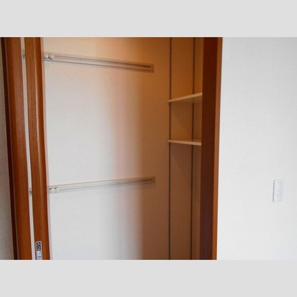 ラミアカーサお花茶屋205号室 ワンステップクローゼット