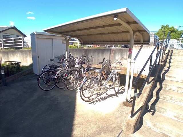 レオパレスＫＯＭＵＧＩ102号室 駐輪場