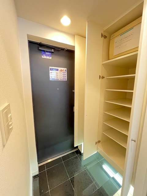 レジディア市ヶ谷2階 玄関