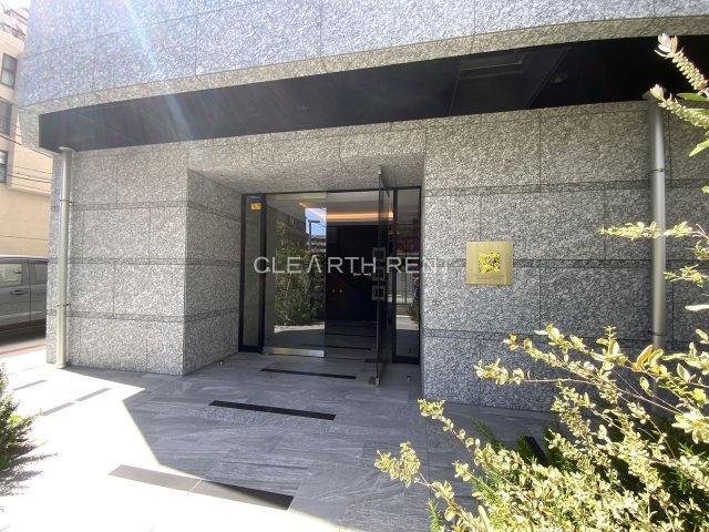 コンシェリア ＫＡＷＡＳＡＫＩ ＭＡＳＴＥＲ’Ｓ ＶＩＬＬＡ 明るいエントランス