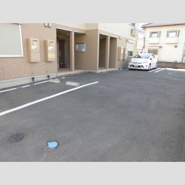 キャトルセゾン楢原 駐車場