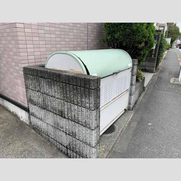 ソレーユ301号室 ゴミストッカー