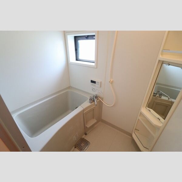 トミージュ301号室 追い焚き機能付きバス(窓付き)