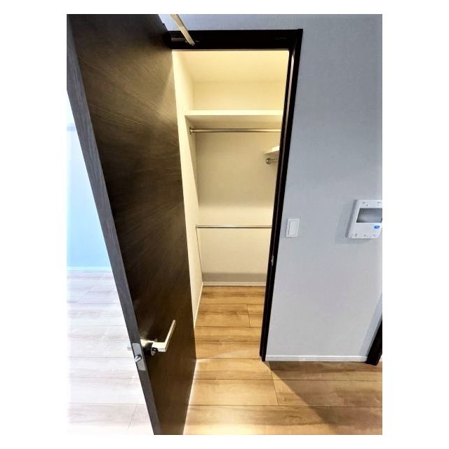 ルクレ高円寺アジールコート0406号室 ウォークインクローゼット内部