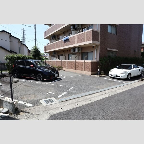 Bright Hills 駐車場