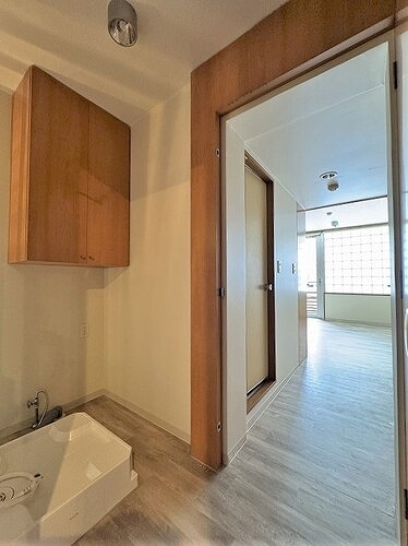 ハウス・エプタ5階 室内洗濯機置き場　・　廊下　※クリーニング前