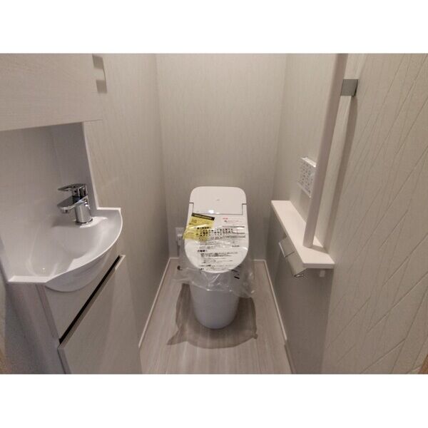 目黒区緑が丘2丁目戸建　イースト1号室 トイレ