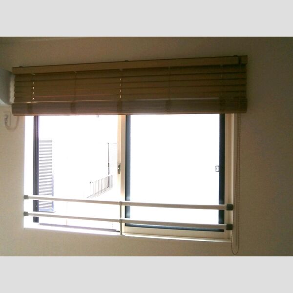 ディアコート新宿107号室 洋室5.31帖、窓にブラインドがついてます。