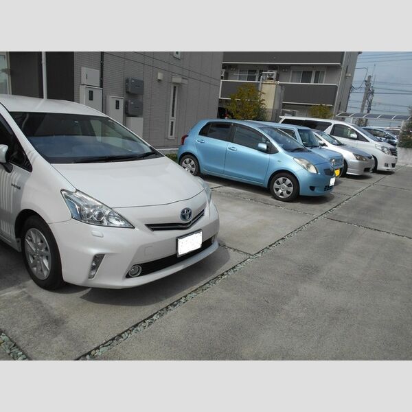 ヘリオス吉川美南　プルートーン 駐車場