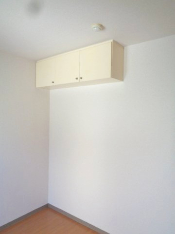 セレーノ希望ヶ丘0403号室 洋室２　上部物入れ　※別号室の参考写真です。(現況優先・仕様違いの場合あり)