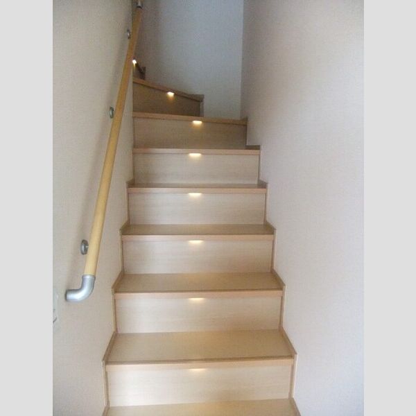 ヒルズ　B 階段