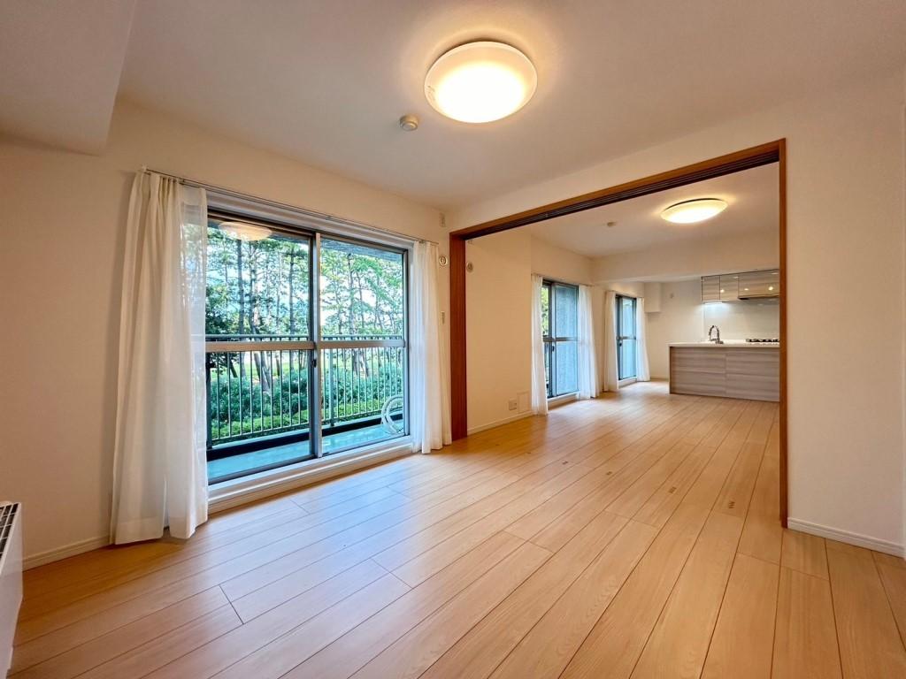 住友検見川ハウスＣ棟 公園ビューの明るいリビング。洋室と繋げて使う事もできます