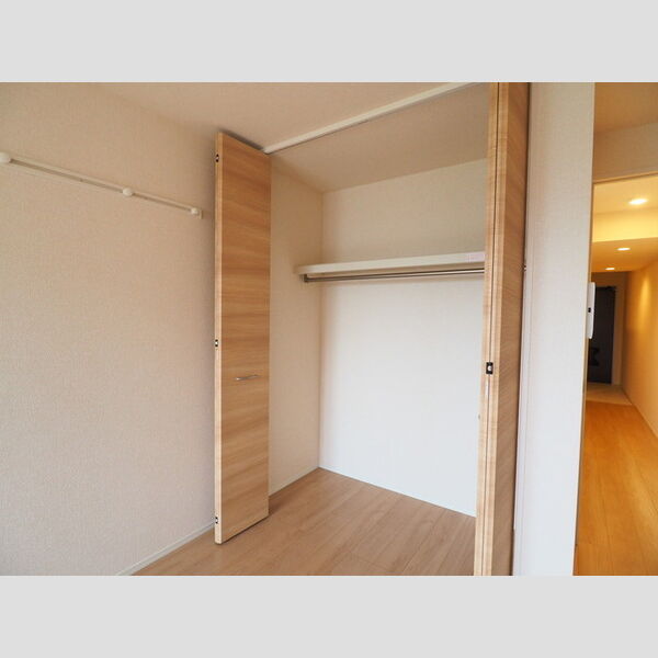 コンフォート新治 パイプハンガー付クローゼット