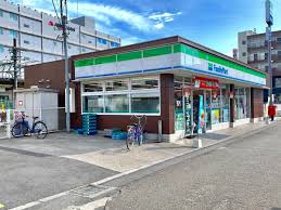クレイシア新大塚 【コンビニエンスストア】ファミリーマート 南大塚店まで552ｍ