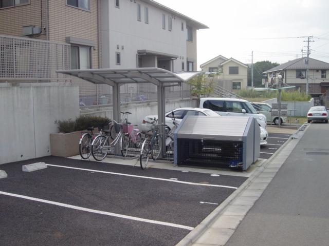 プラートフジ弐番館 駐車場