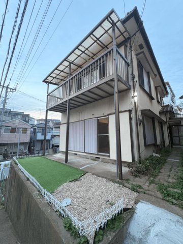 船橋市新高根5丁目戸建 人工芝の小庭でくつろげる空間です