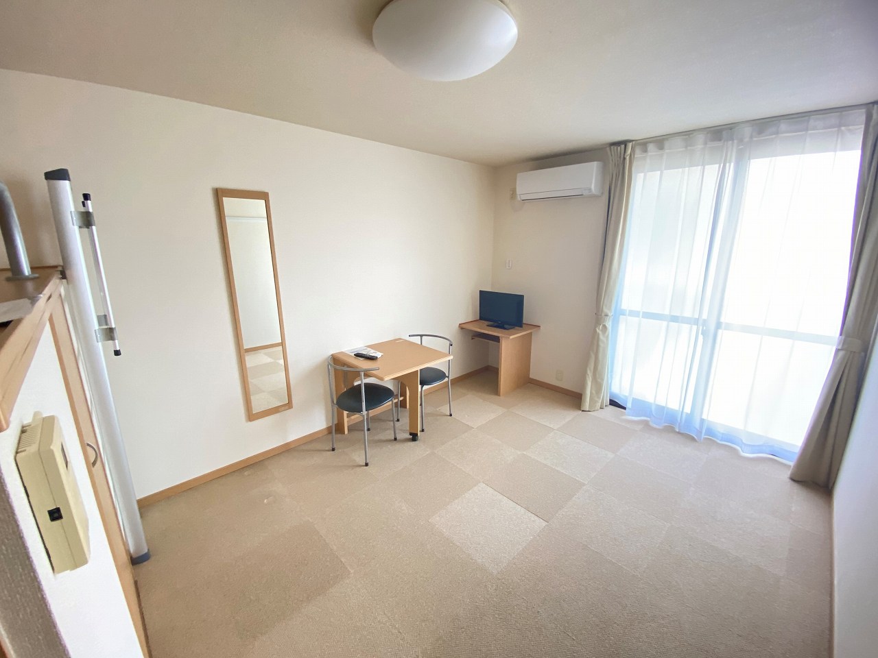 レオパレスアゼリアパーク305号室 リビング