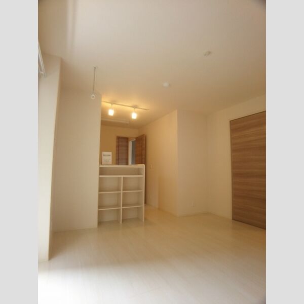 コージーコート・F105号室 LDK11.6帖(対面式キッチンの背面は収納棚になっています)