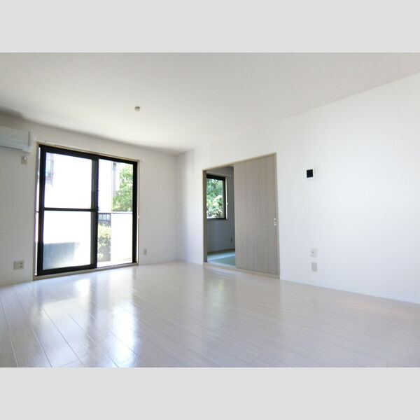 パティオ101号室 床はホワイトウッド調のCFで明るいです♪