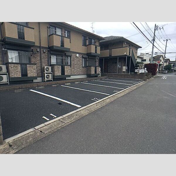 クロスクローバーⅡ102号室 駐車場