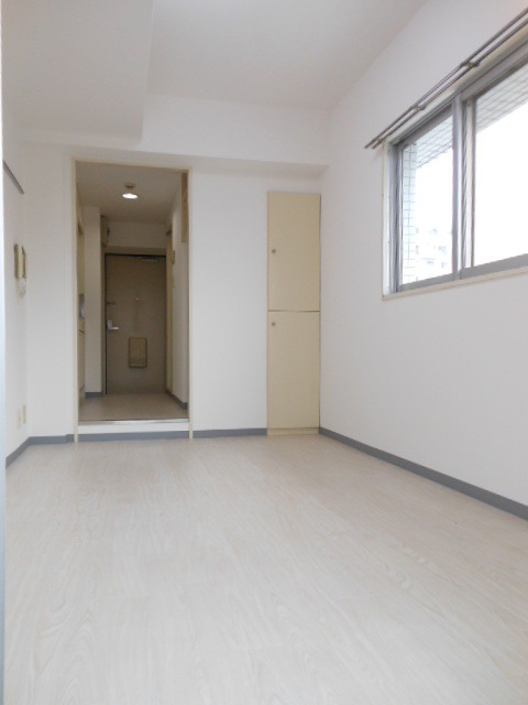 スカイコート横浜平沼8階 約6.0帖のホワイトフロアタイル