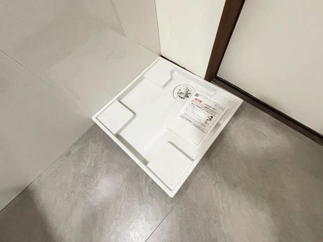 調布市多摩川３丁目の戸建 キッチン横に洗濯機置き場あり。