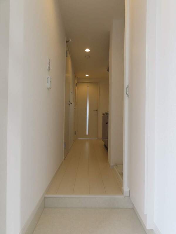 リブリ・June KALUNASIA 玄関