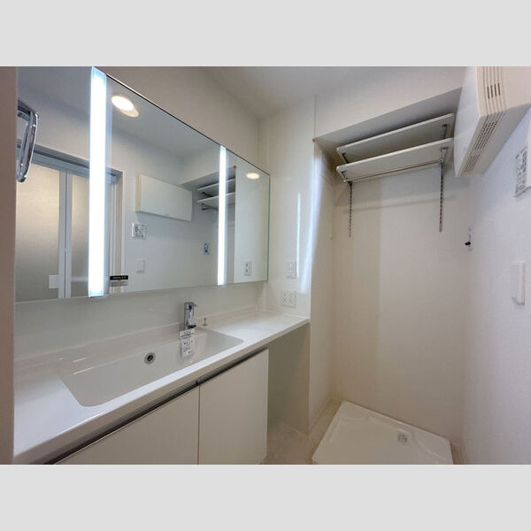 セレスティア西保木間 洗髪洗面化粧台(三面鏡付)