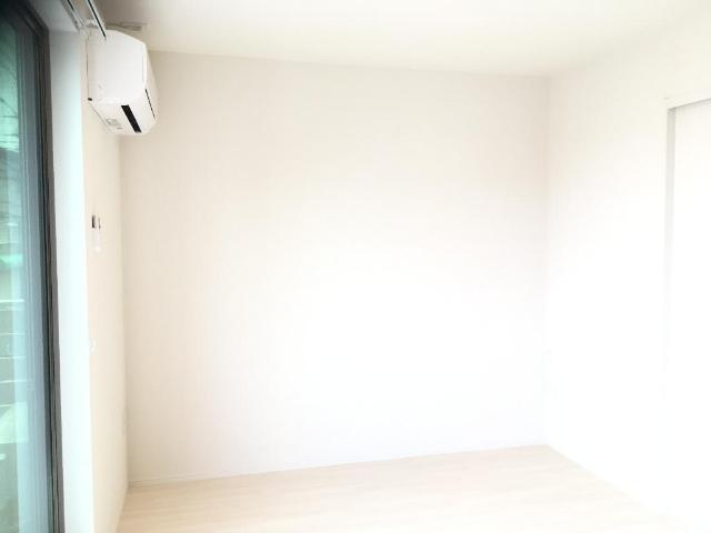 メゾンドラフィネ塩焼 明るい白基調のお部屋