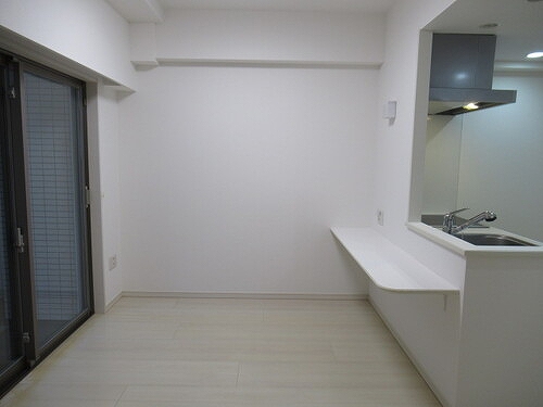 グローベル　ザ・スイート横浜プレミア リビングダイニング（別角度）