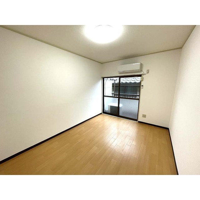 第1コーポ中村 使いやすい形の洋室6帖