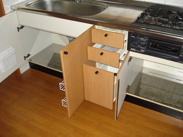 ソレジオ湘南302号室 キッチン収納