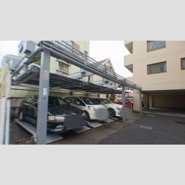 プレジール井山 駐車場