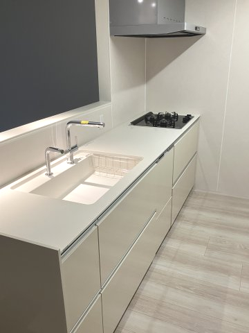 広尾アパートメント304号室 調理スペース、収納が充実したシステムキッチン