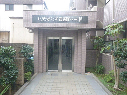 レヂオンス武蔵野パート４ エントランス　※２０１３年１０月撮影の写真