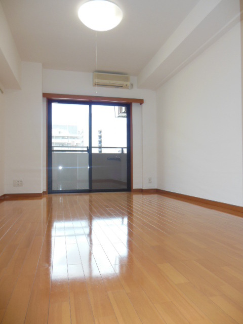 グランド・ガーラ横浜伊勢佐木町 8.6帖の明るい室内