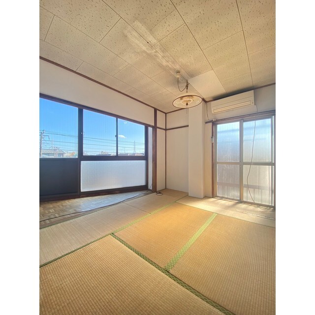 杉山ビル301号室 大きな窓の2面採光。明るいお部屋です