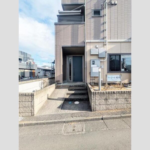 ファミール河内203号室 エントランス