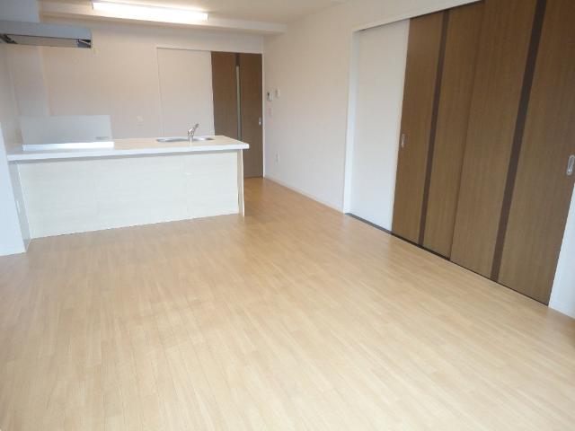 Ｒｏｍａｎｔｉｓ　Ｋａｗａｇｕｃｈｉ（ロマンティス　川口） リビングダイニング