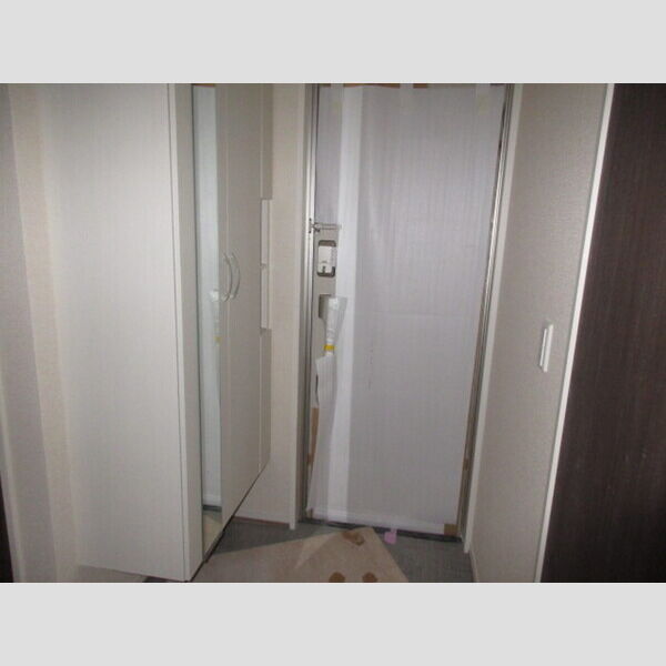 フレシア鵠沼海岸 玄関脇には鏡付きのシューズボックス