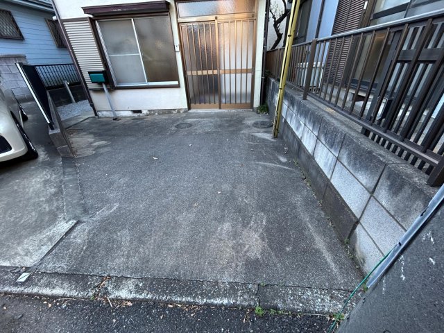 豊平町戸建 軽自動車向け駐車スペース。ご利用車種は要確認です。