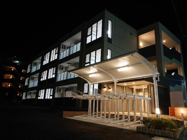 アヴァンサ 外観写真（夜）